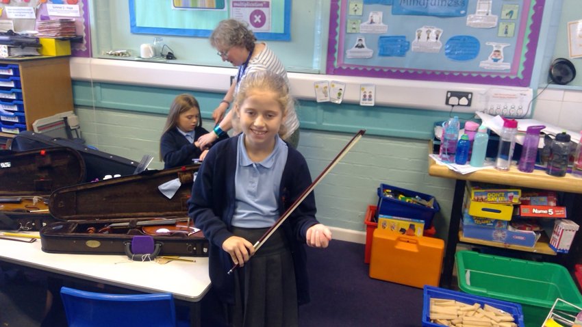 Image of Violin - using the bow!